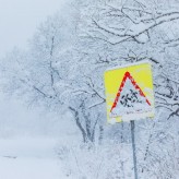 Techniki jazdy w trudnych warunkach pogodowych – jak bezpiecznie pokonywać śnieżyce?