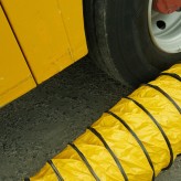 Znaczenie regularnej kontroli ciśnienia w oponach dla bezpieczeństwa na drodze.