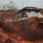 Technika jazdy w warunkach błotnych – jak unikać zakopania się i utraty kontroli nad pojazdem?