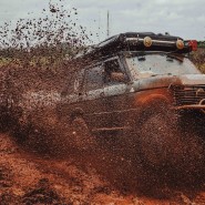 Technika jazdy w warunkach błotnych – jak unikać zakopania się i utraty kontroli nad pojazdem?