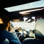 Sposoby na rozpoznanie kierowcy pod wpływem używek na drodze.