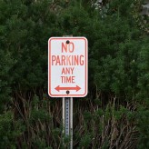 Jakie są techniki jazdy pozwalające na bezpieczne manewrowanie na parkingach?