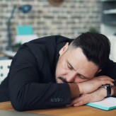 Jakie są najnowsze badania dotyczące wpływu zmęczenia na reakcje kierowcy?