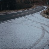 Jakie są techniki jazdy na śliskiej nawierzchni – porady na zimowe drogi?