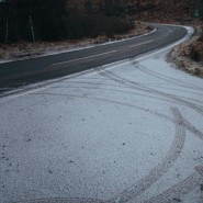 Jakie są techniki jazdy na śliskiej nawierzchni – porady na zimowe drogi?