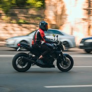 Jakie są nowe technologie w zakresie ochrony motocyklistów na drodze?