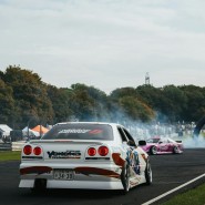 Jak bezpiecznie pokonywać zakręty przy dużych prędkościach?