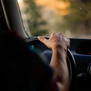 Jakie są techniki jazdy pozwalające na bezpieczne poruszanie się w strefach ciszy?