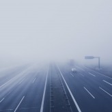 Jak bezpiecznie prowadzić w warunkach ograniczonej widoczności na autostradzie?