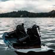 Jak bezpiecznie pływać na wakeboardzie? Zasady i wskazówki.