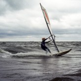 Jak bezpiecznie pływać na desce windsurfingowej? Wskazówki dla początkujących.