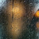 Techniki jazdy w warunkach deszczu – jak uniknąć aquaplaningu?
