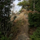 Jakie są kluczowe techniki jazdy podczas poruszania się po stromych zjazdach i podjazdach?