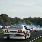 Jak bezpiecznie pokonywać zakręty przy dużych prędkościach?