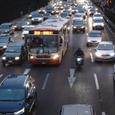 Jakie techniki jazdy stosować podczas poruszania się w korku?