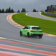 Jakie są techniki jazdy podczas deszczowych warunków i jak zapewniają bezpieczeństwo?