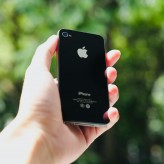 Jakie są nowe przepisy dotyczące użycia telefonów komórkowych podczas prowadzenia pojazdu?