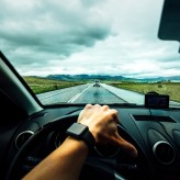 Jakie są najlepsze techniki jazdy podczas wietrznych warunków pogodowych?