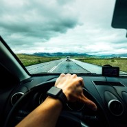 Jakie są najlepsze techniki jazdy podczas wietrznych warunków pogodowych?
