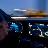 Jakie innowacje w pojazdach elektrycznych wpływają na technikę jazdy?