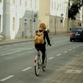 Jakie są skutki używek na reakcje rowerzystów podczas jazdy miejskiej?