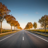 Techniki jazdy na autostradzie podczas silnego wiatru.